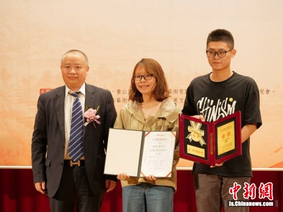 东方红木家俱艺术馆馆长姚向东为获奖者颁奖。